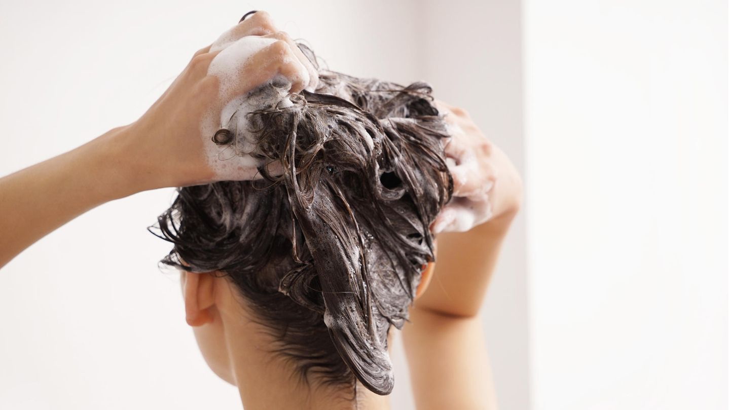 Shampoo for greasy hair: what really helps?
+2023