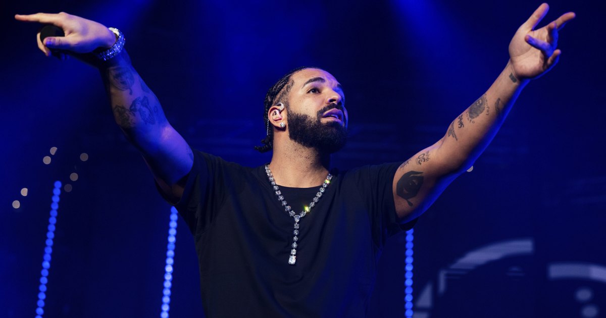 Drake gets a necklace containing 42 engagement rings that he ‘never’ used

+2023