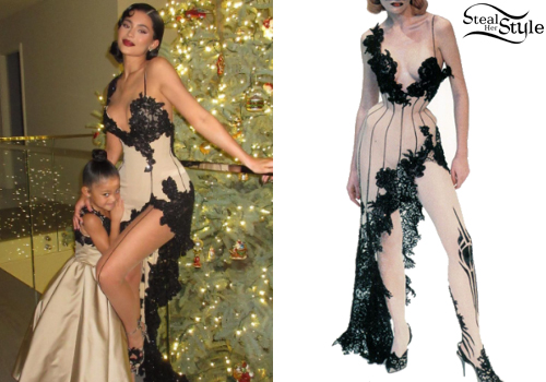 Kylie Jenner: Nude-Black Lace Dress

+2023