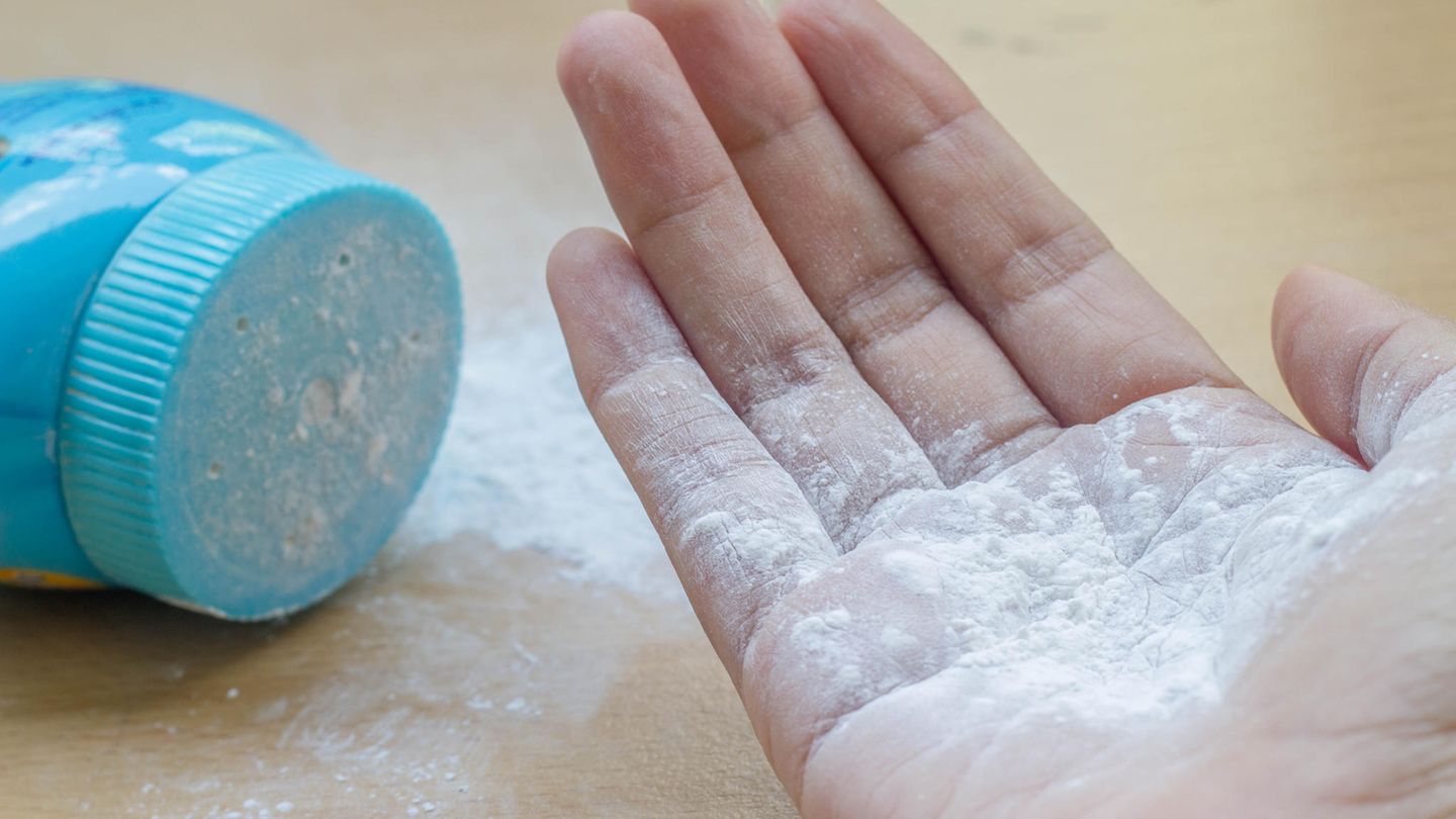 Beauty life hacks: 5 brilliant tips on how baby powder makes your life easier
+2023
