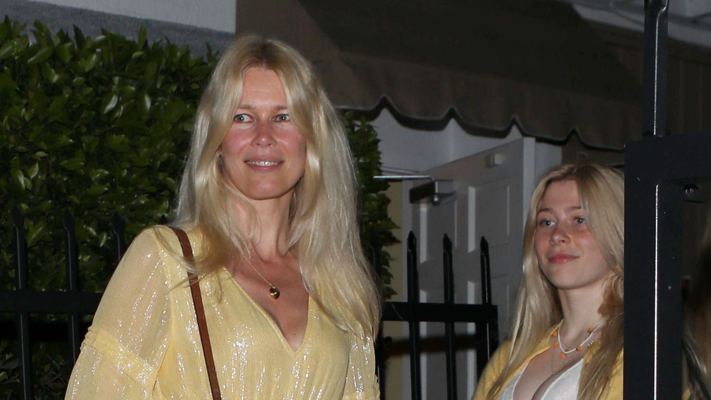Claudia Schiffer: Rare photos with daughter Clementine
+2023