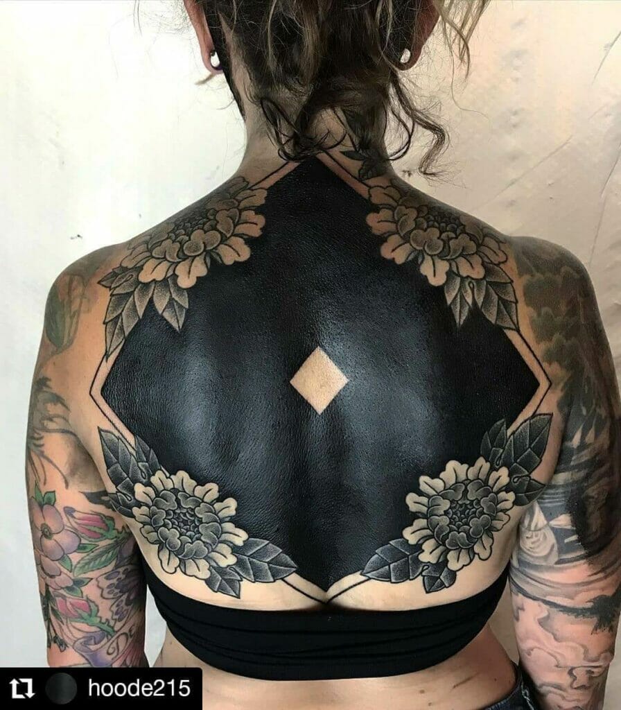 Blumen-Blackout-Tätowierung mit geometrischem Design