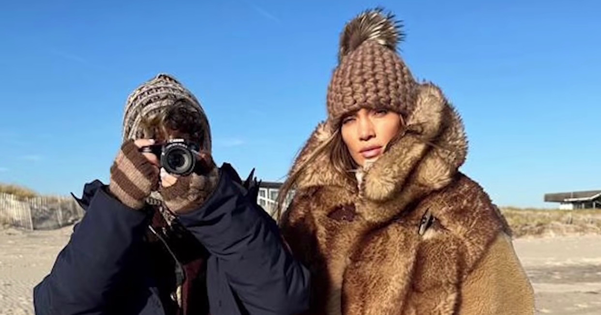 Sheepskin coat worn by Jennifer Lopez for the second year in a row – touching photos of the diva from a family weekend
 +2023