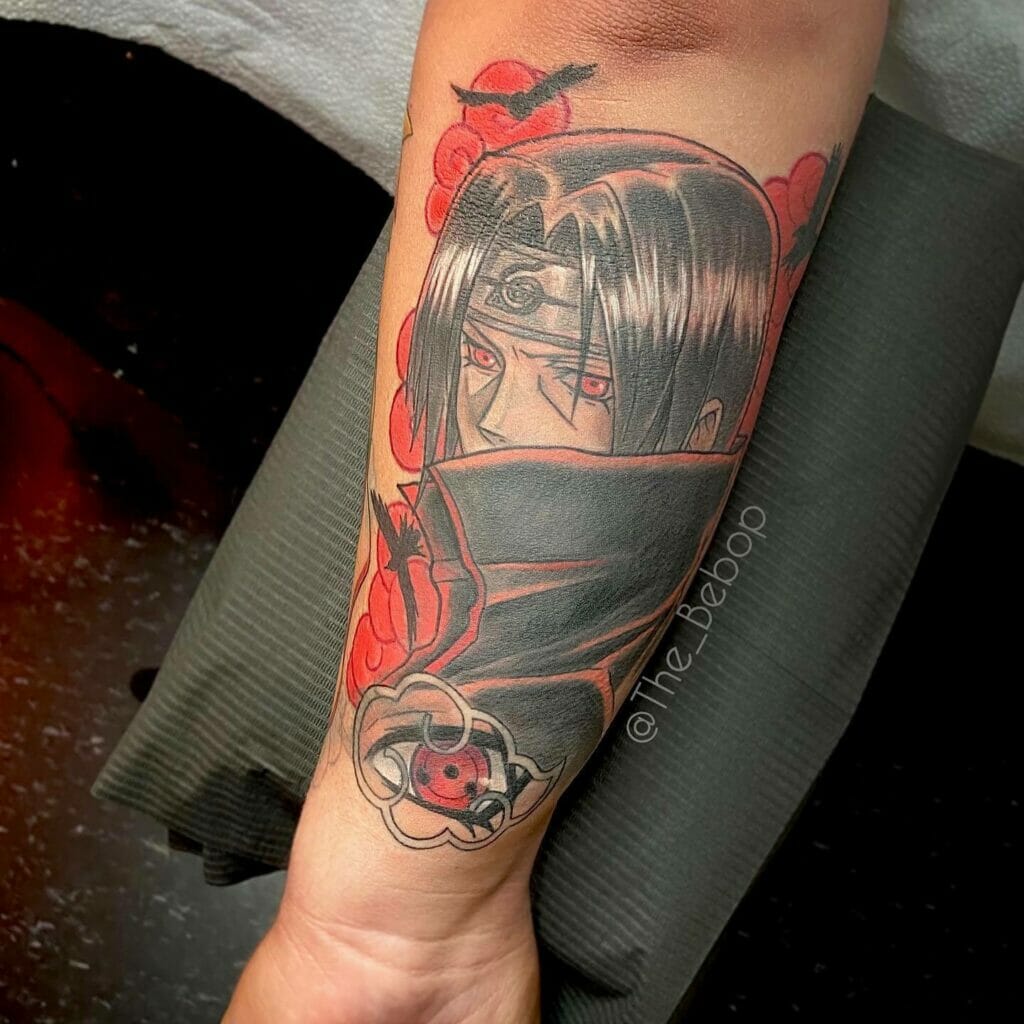 Itachis Sharingan-Auge im Akatsuki-Wolken-Tattoo-Design