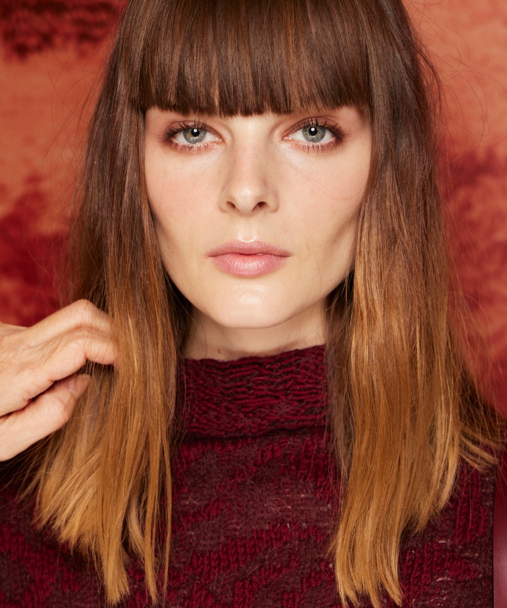 Etro proposes a paraded clavicut haircut with bangs with ombre highlights