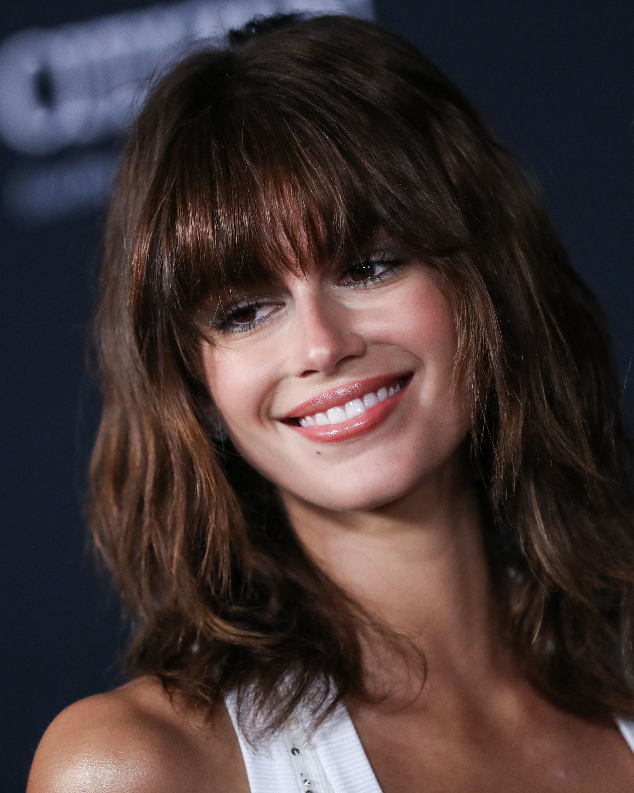 Kaia Gerber in a shaggy clavicut with bangs and wavy, layered hair.