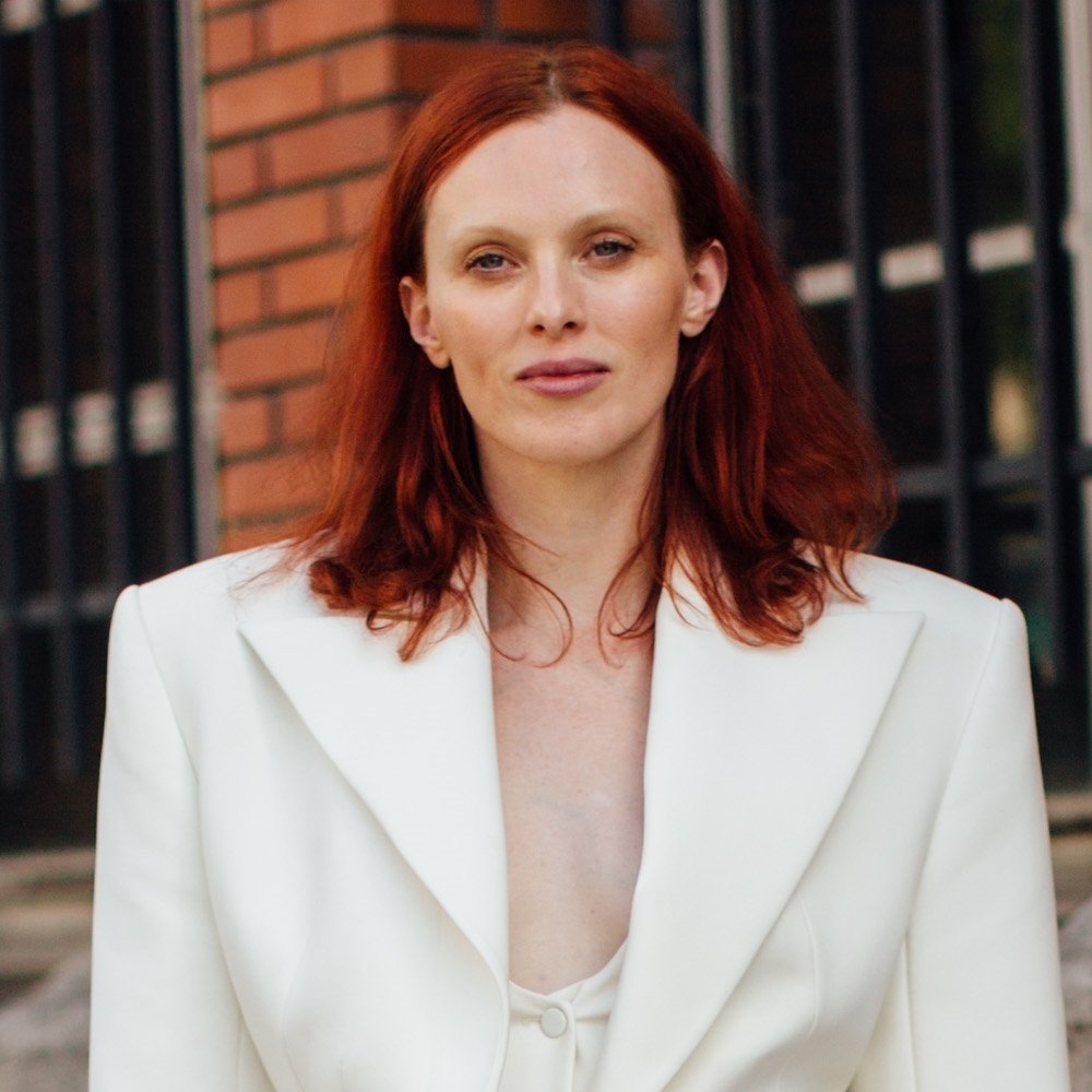 Karen Elson with a ronze redhead between red and casta