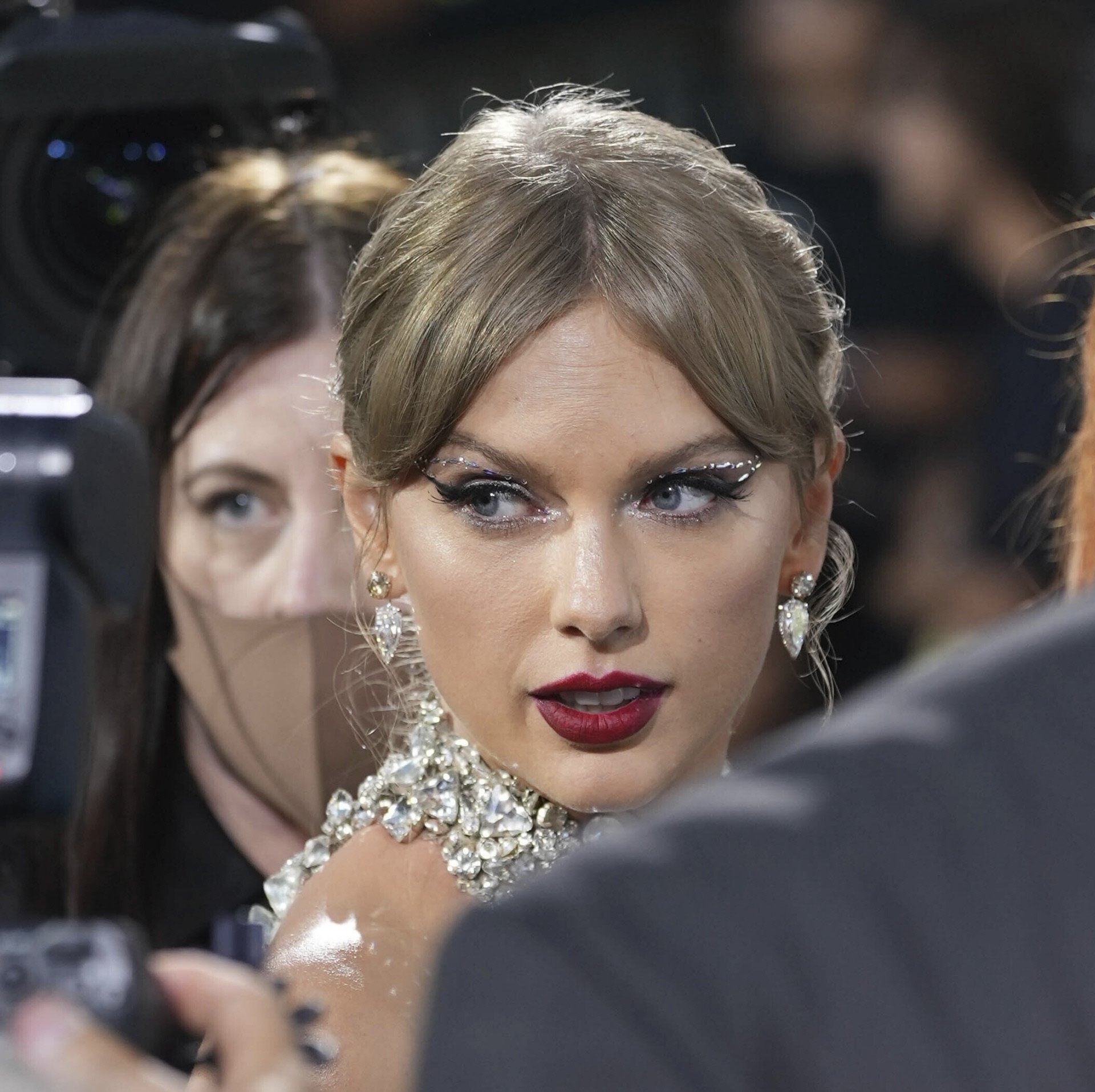 Taylor Swift, at the MTV Awards, with curtain bangs, instead of the straight one we are used to.