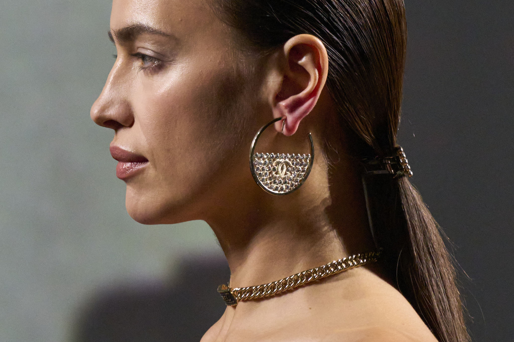 Barrettes and low ponytails like the one worn by Irina Shayk are paired with maxi earrings and bright, natural makeup at the Chanel Spring Summer 2023 show.