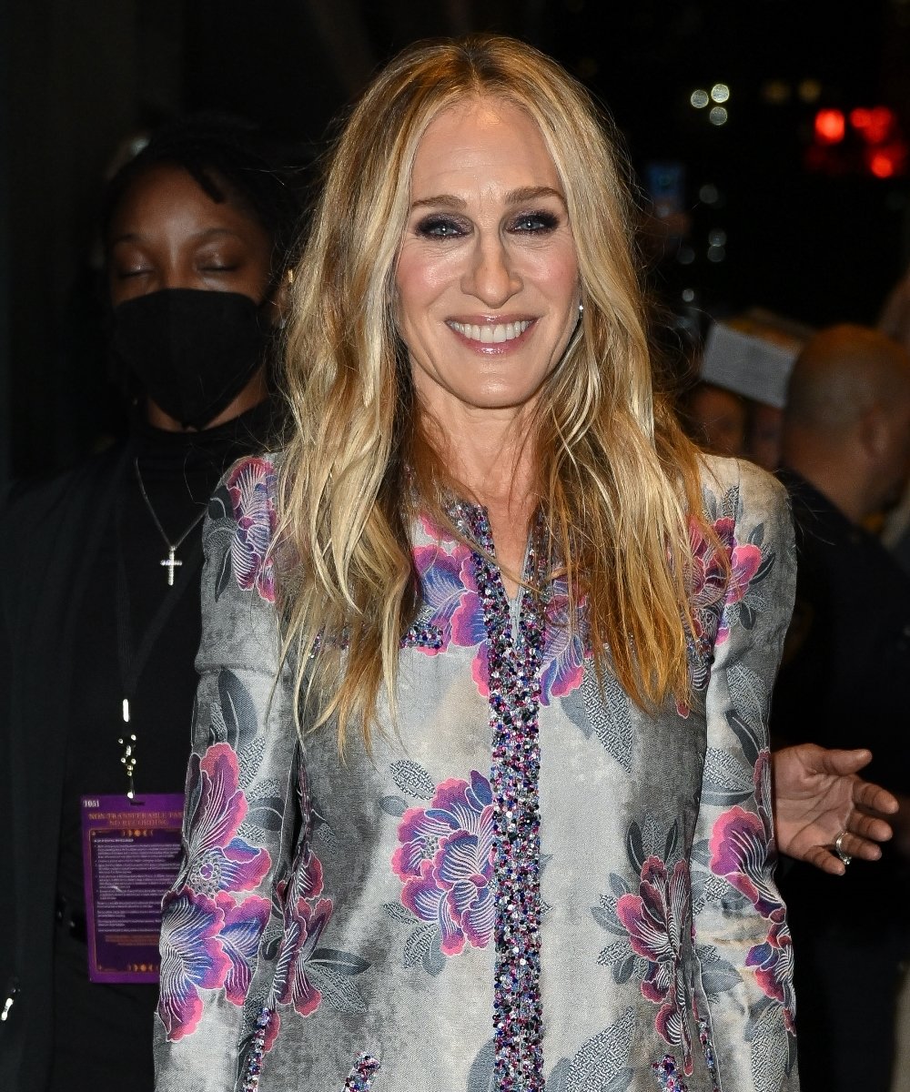 Sarah Jessica Parker with some face framing highlights that enhance her skin and the base tone of her hair.