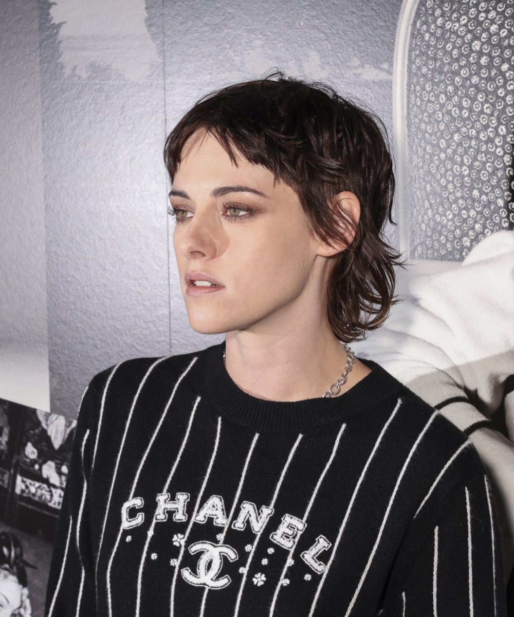 Kristen Stewart goes for hair contouring with a long pixie cut that defines her features and takes into account the shape and texture of her hair.