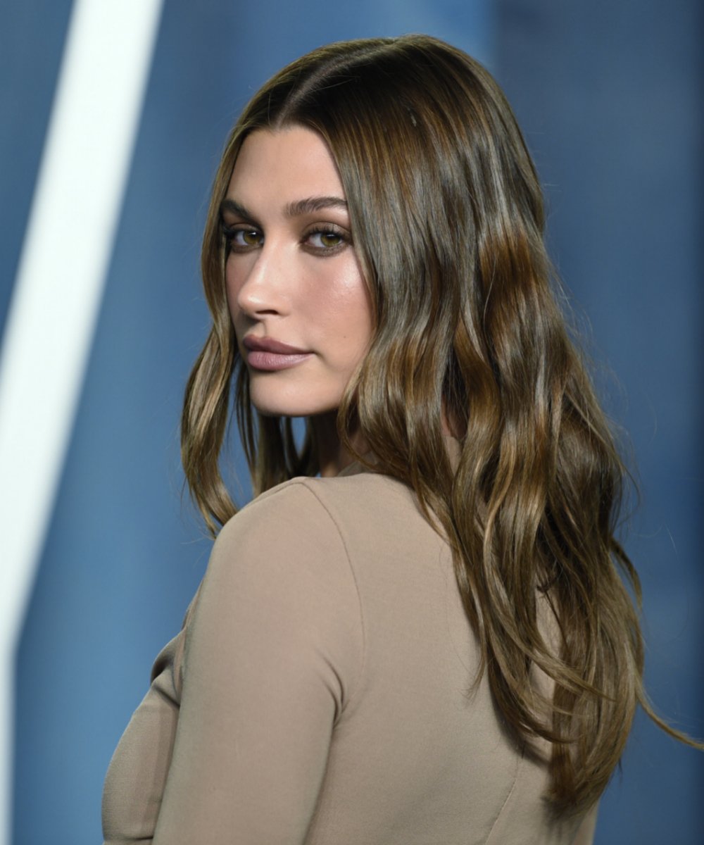 Hailey Baldwin with child contouring highlights that imitate the reflections of the sun in her chaste long hair