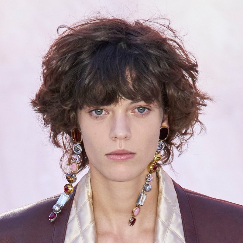 Curls look spectacular in short hair like this one that we have seen in the Louis Vuitton show for spring 2023.