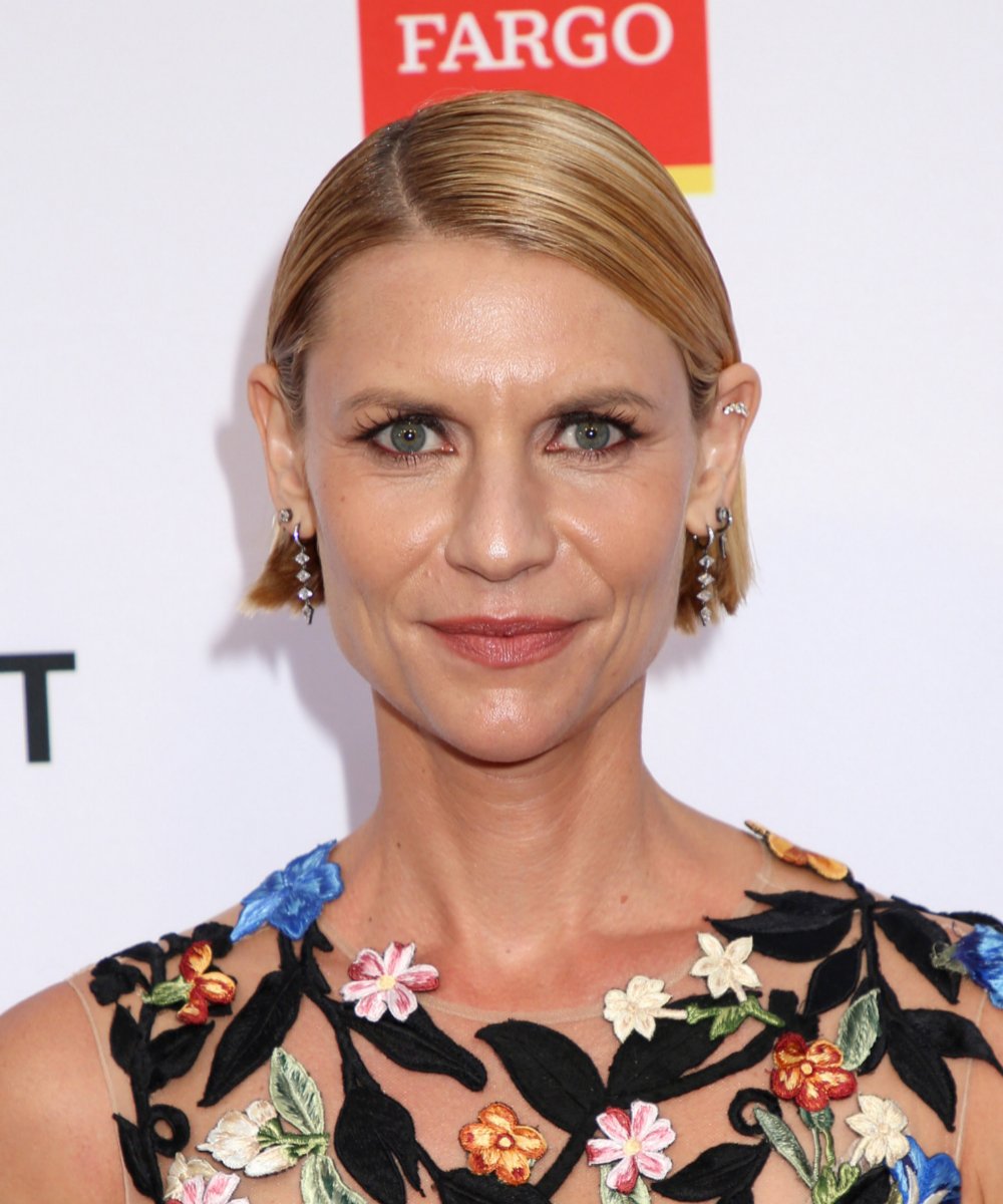 Claire Danes in a polished microbob with a side parting.