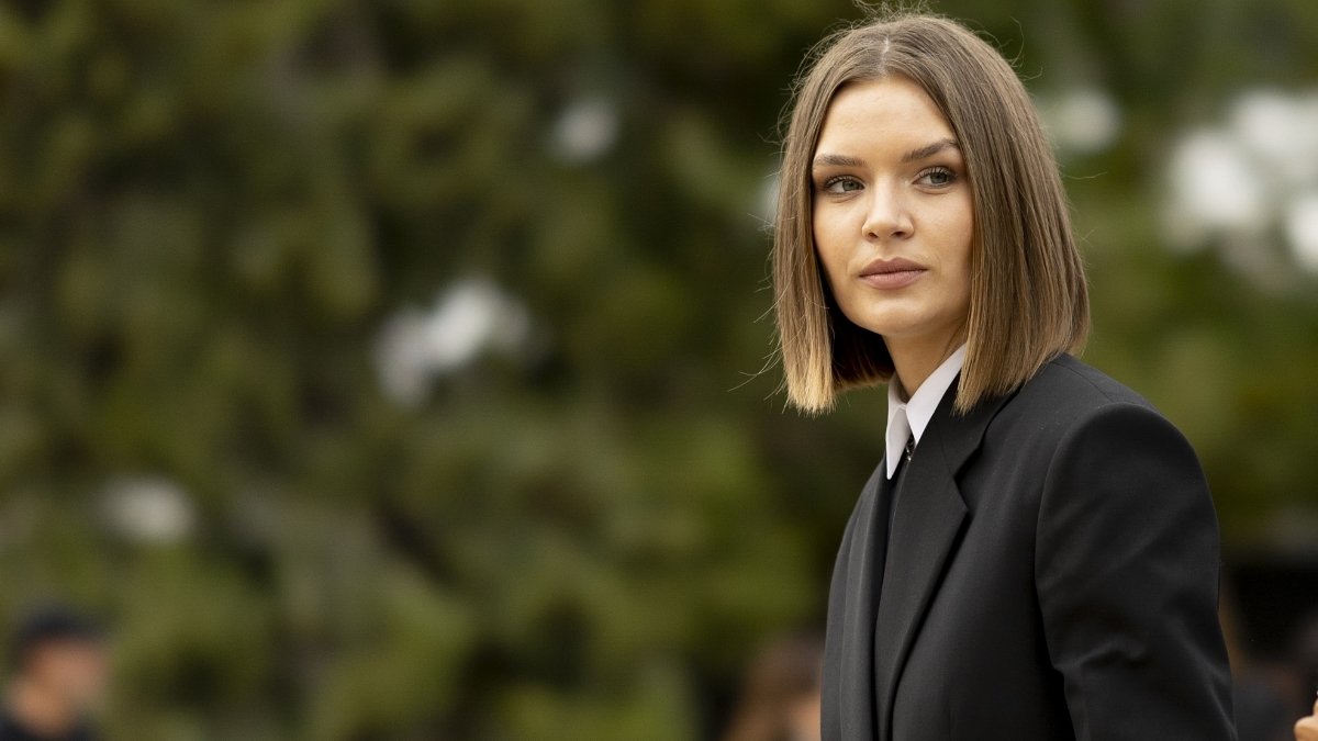 Josephine Skriver with a straight bob haircut without bangs.