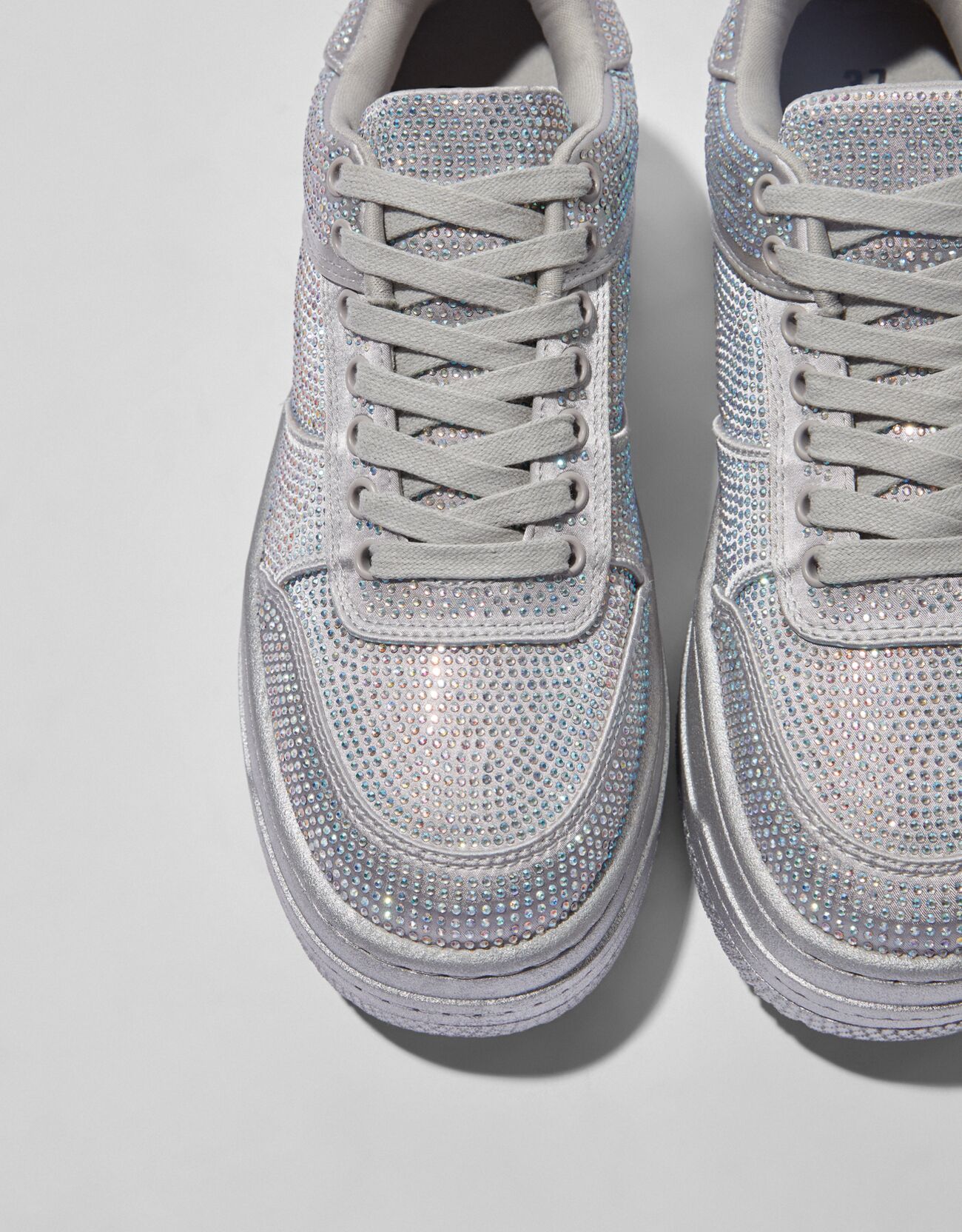 Platform sneakers with glitter details.