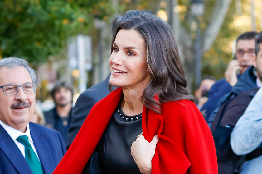 Queen Letizia rescues from the closet the red coat that arouses passions
+2023