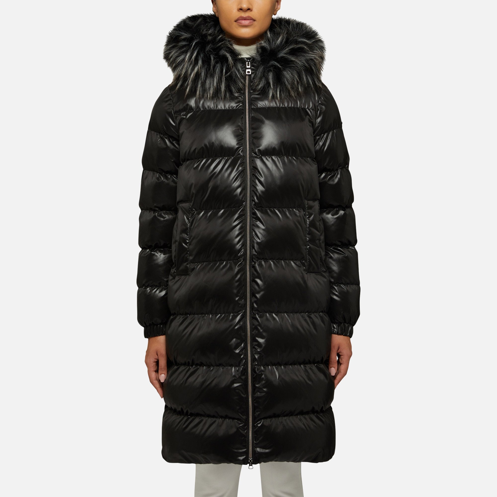 Long padded women's jacket, with maxi hood edged with faux fur.