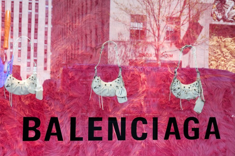 Balenciaga wird beschuldigt, Kindesmissbrauch gefördert zu haben, Kim Kardashian äußert sich: Alles zu wissen