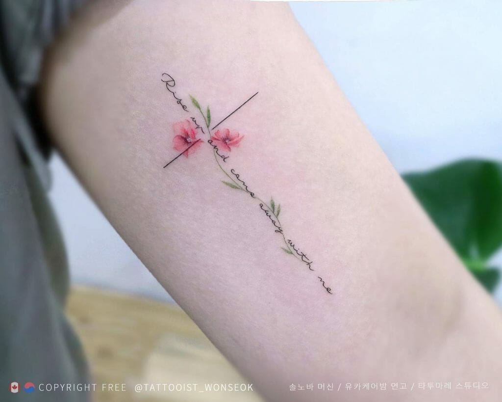 Blume und Schriftzug Cross Tattoo