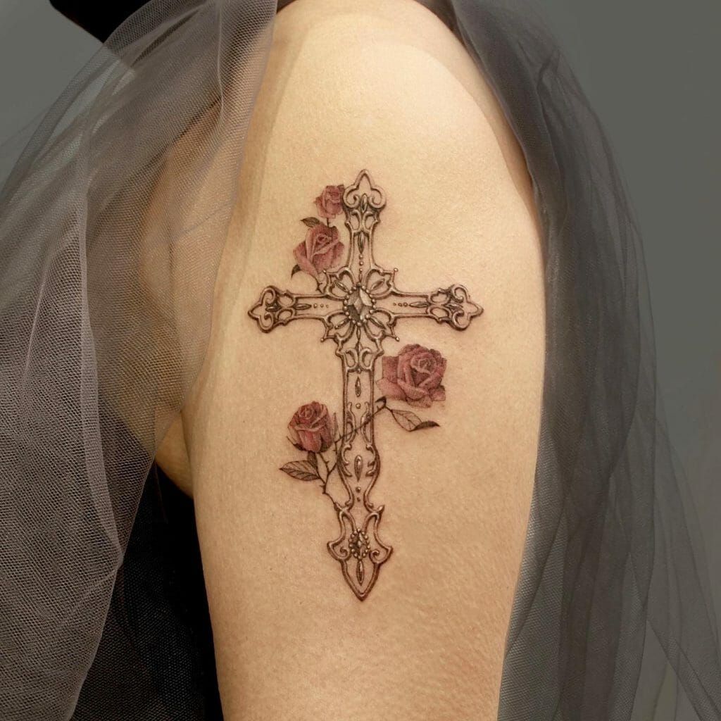 Elegante Blumen mit keltischem Kreuz Tattoo