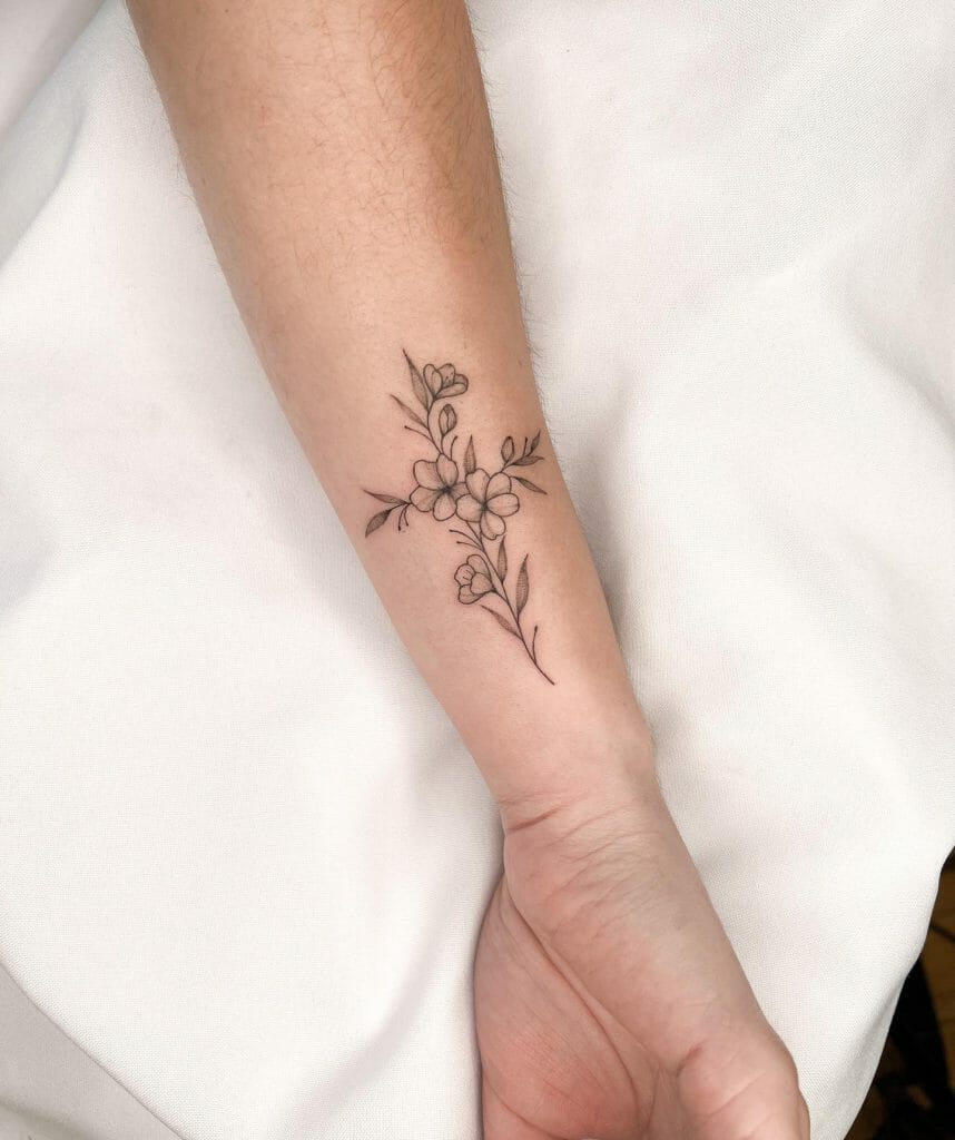 Bedeutungsvolles weibliches Kreuz mit Blumen Tattoo