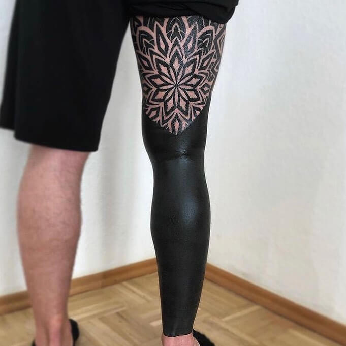 Geometrisches Blackout-Tattoo für das gesamte Bein