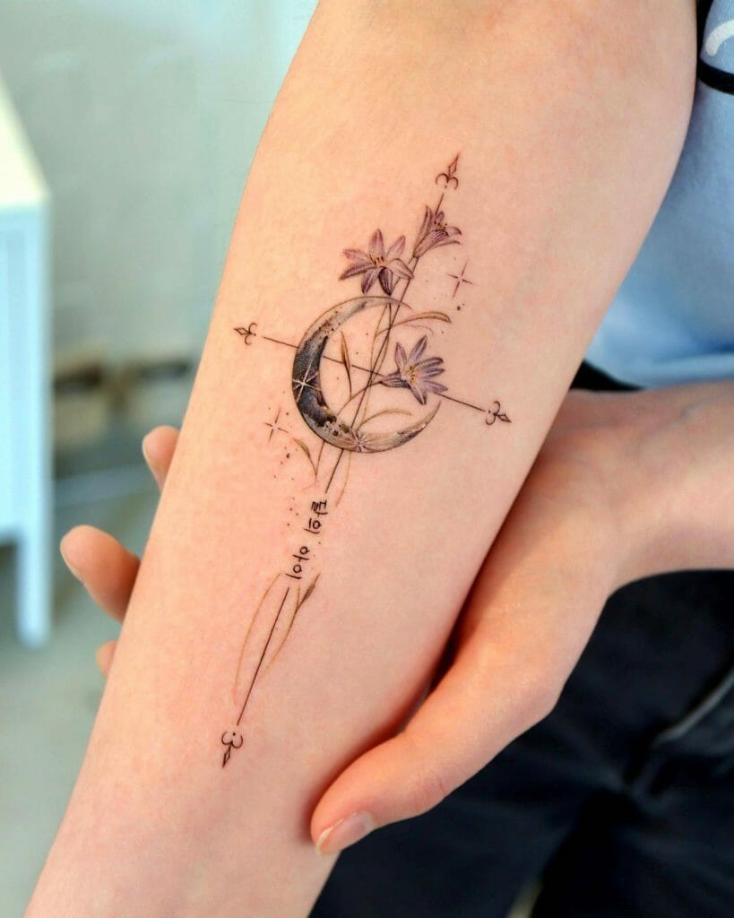 Mond und Blumen Schönes Kreuz Tattoo Design