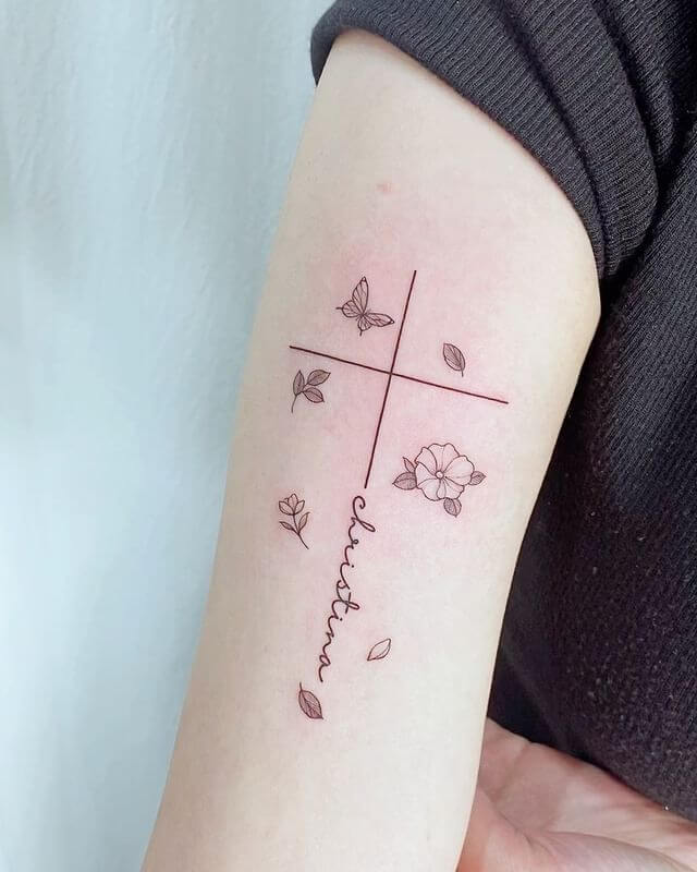 Kreuz mit Blumen und Schmetterlingen Tattoo