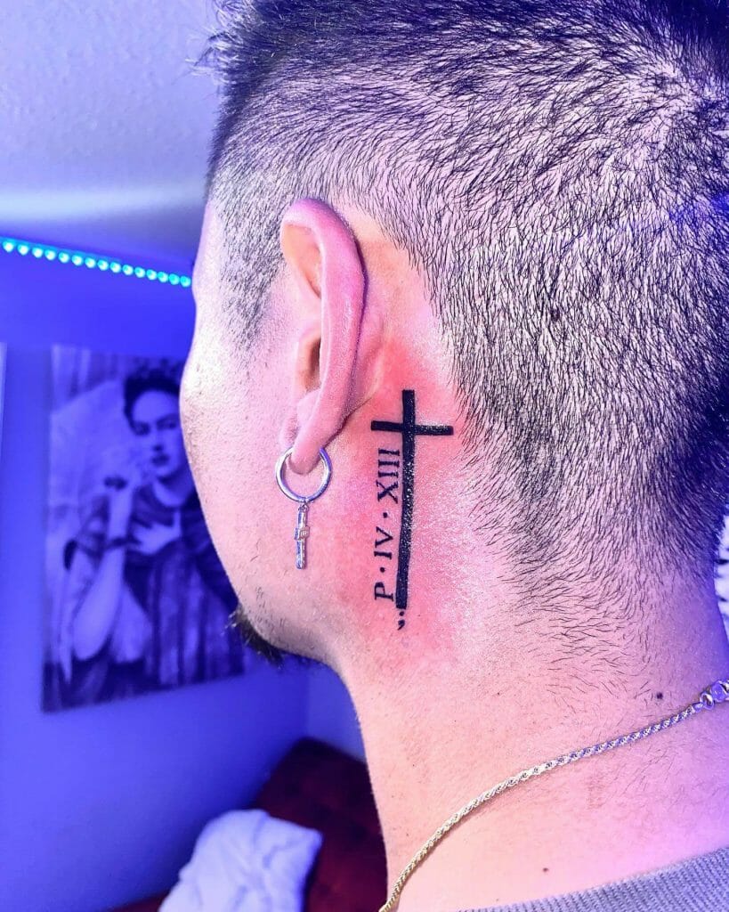 Neck Cross Tattoo Design mit römischen Buchstaben