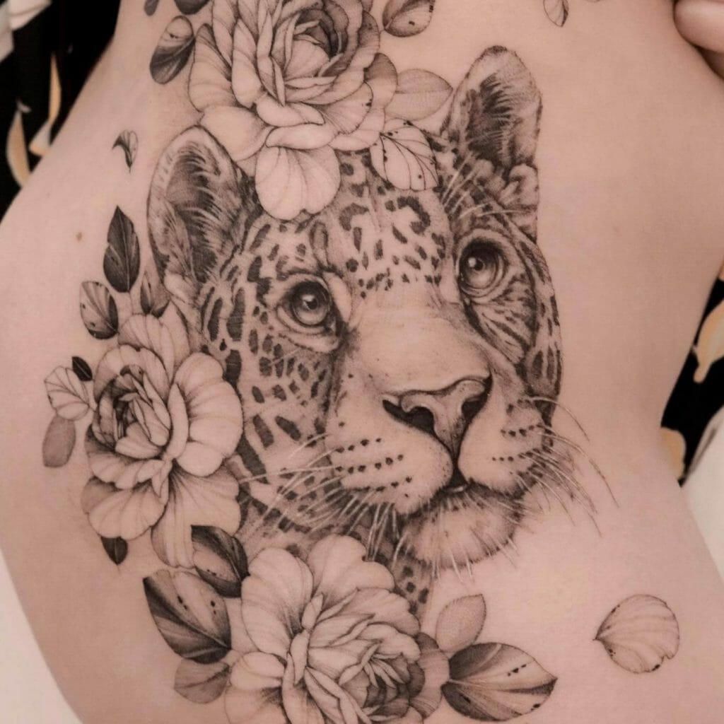 Eleganter Tiger mit Blumen Tattoo