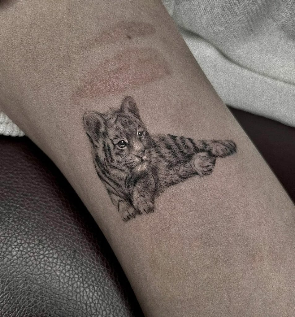 Entzückendes Tigerjunges Realistisches Tiger Tattoo
