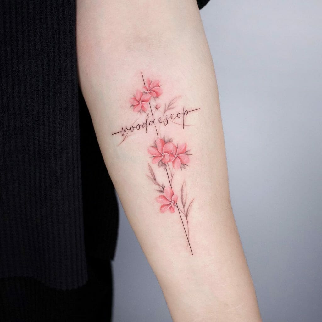 Weibliches Kreuz mit Blumen Tattoo