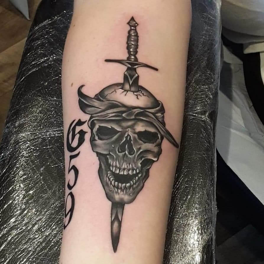 G59 Schwertgetriebene Totenkopf-Tattoos