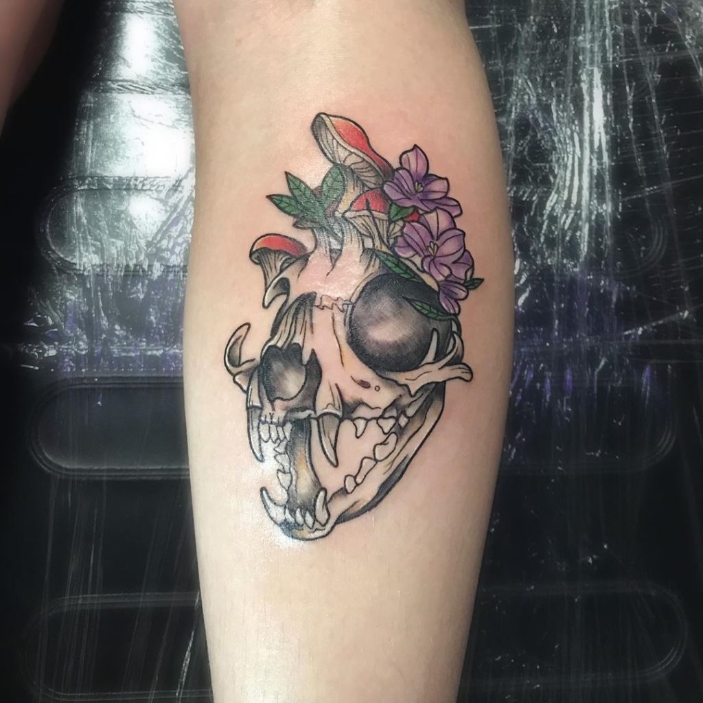 Tierschädel mit Pilzen und violettem Tattoo