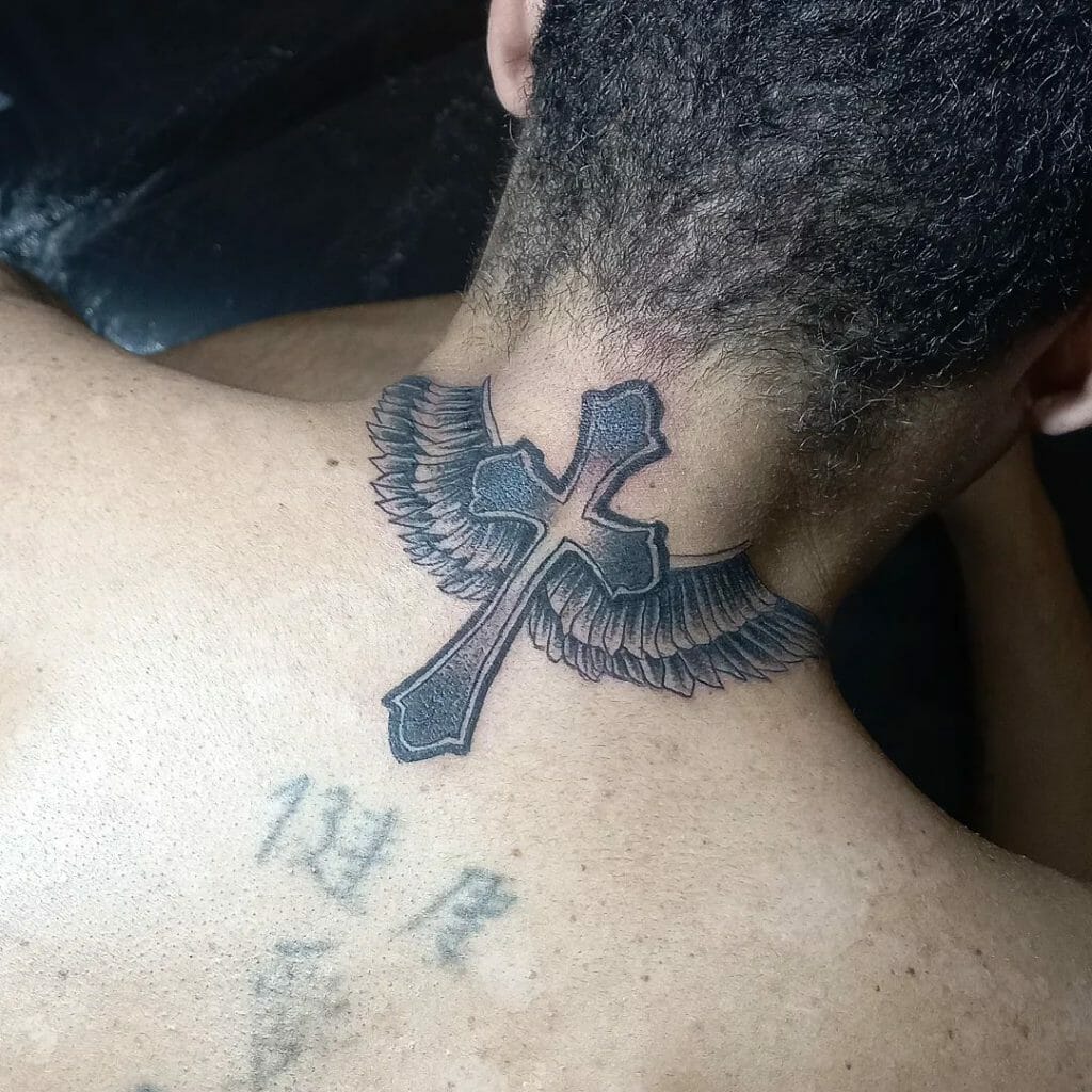 Das Big Only Black Cross Tattoo Design mit Flügeln am Hals