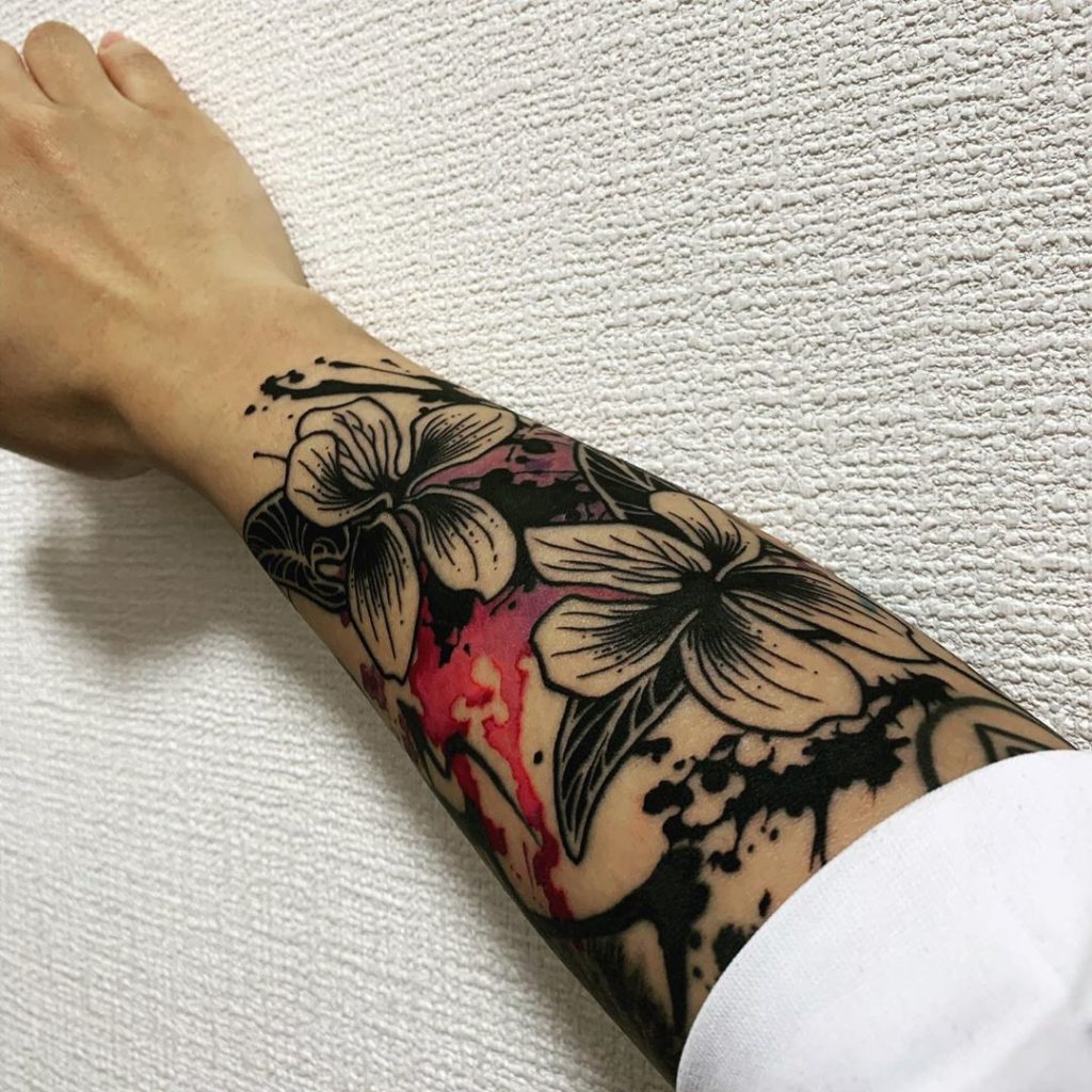 Mutige schwarze Tinte umreißt violettes Tattoo im Comic-Stil
