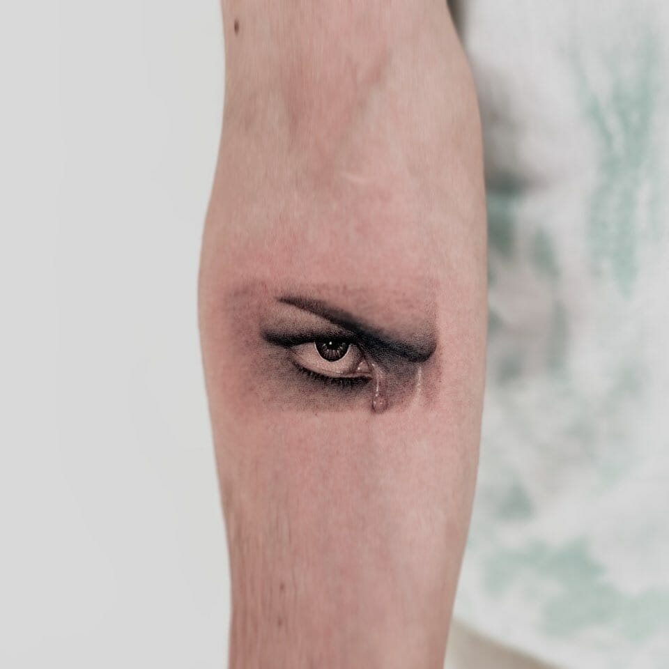 Crying Eye Tattoo in With Words-Ideen