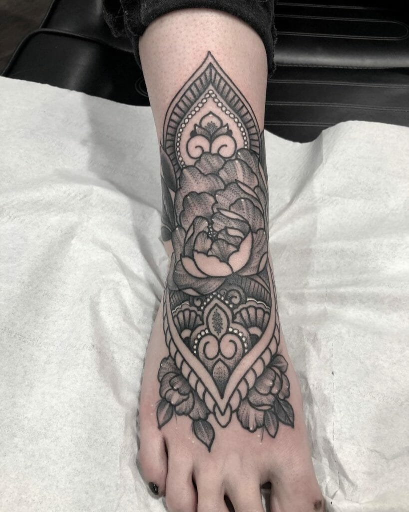 Blumen-Mandala-inspirierte Fuß-Tattoo-Designs für Männer