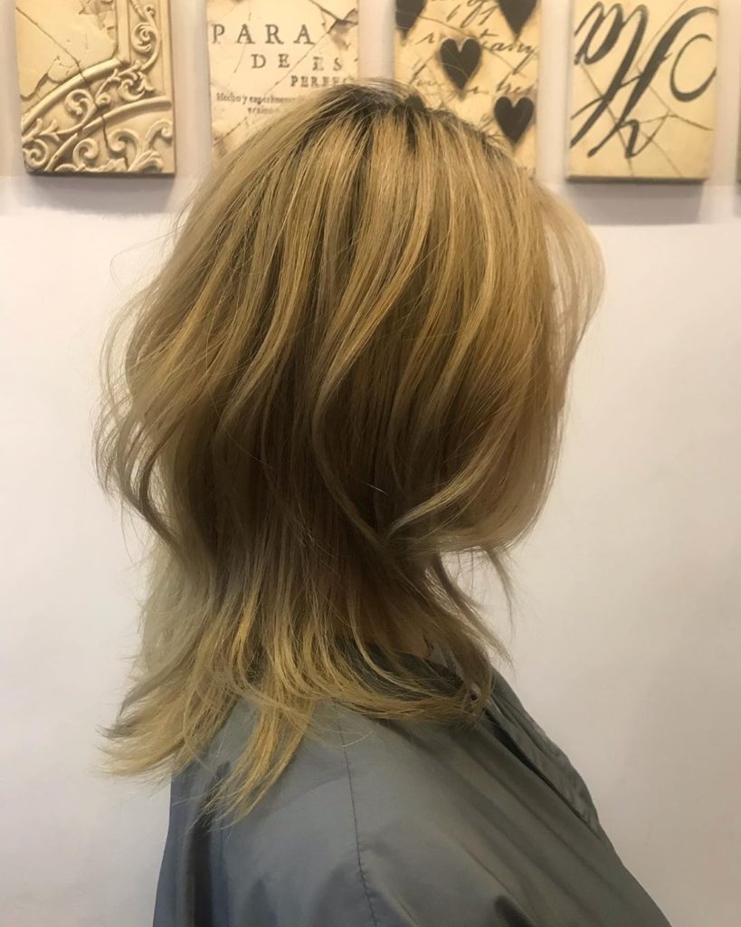 Frisuren mittellang: Frau mit halblangem Stufenschnitt