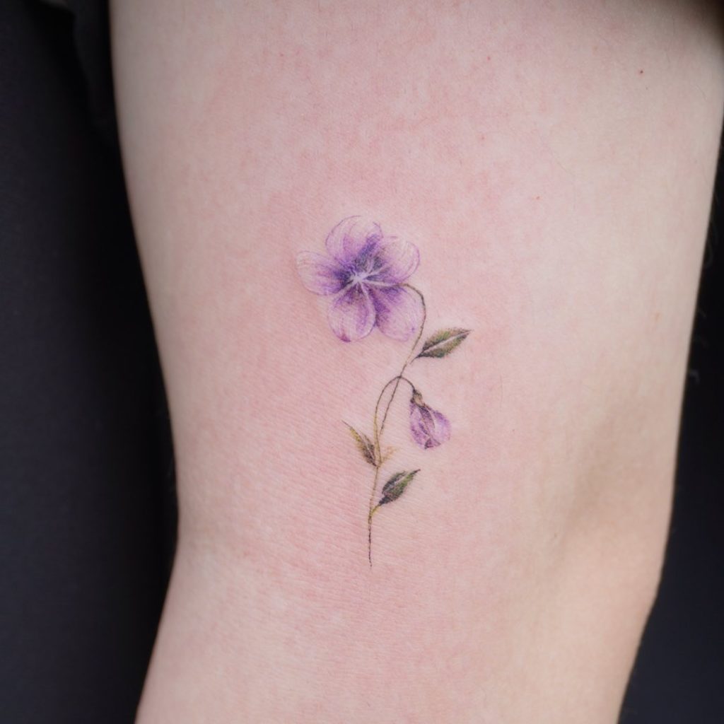 Kleines und subtiles violettes Tattoo-Design