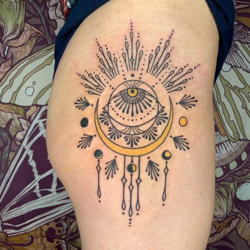 Sonne und Halbmond Tattoo mit dem dritten Auge