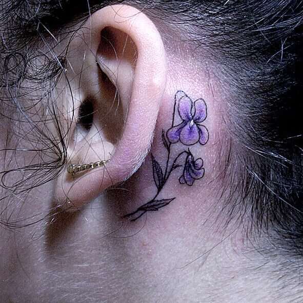 Winzige Tattoo-Designs hinter den Ohr-Ideen Purple Violet Tattoo