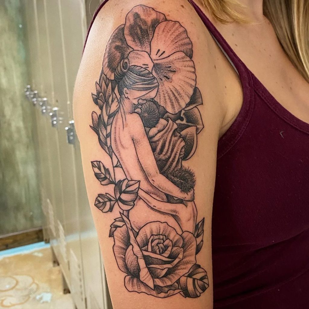 Berührende Mutter und Kinder mit Rose Flower und Violet Tattoo