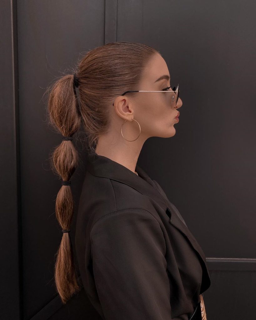 Hairstyle Ladies: Dark-haired woman with sunglasses and ponytail