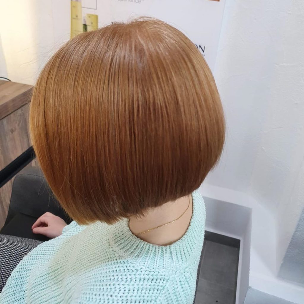 Hairstyle Ladies: Woman with pageboy haircut. 