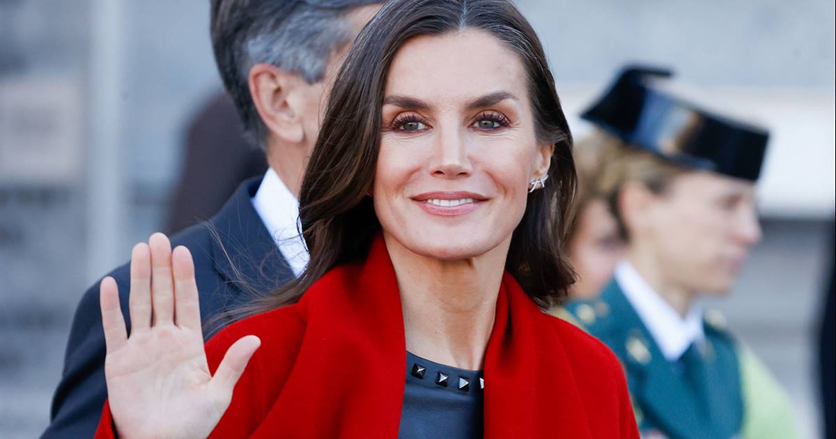 Letizia, very elegant, with the red coat that elevates any Christmas look without complications
+2023