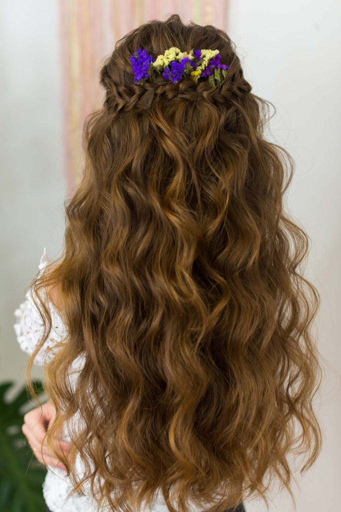 >When it comes to half up half down braid hairstyles, you do not have to reinvent the wheel. You may get away with something easy yet edgy, such as a French braid” width=”683″ height=”1024″></noscript></div>
</div>
<span class=