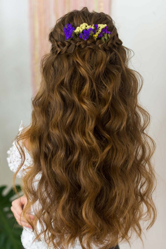 >When it comes to half up half down braid hairstyles, you do not have to reinvent the wheel. You may get away with something easy yet edgy, such as a French braid” width=”683″ height=”1024″></noscript></div>
</div>
<p><span class=