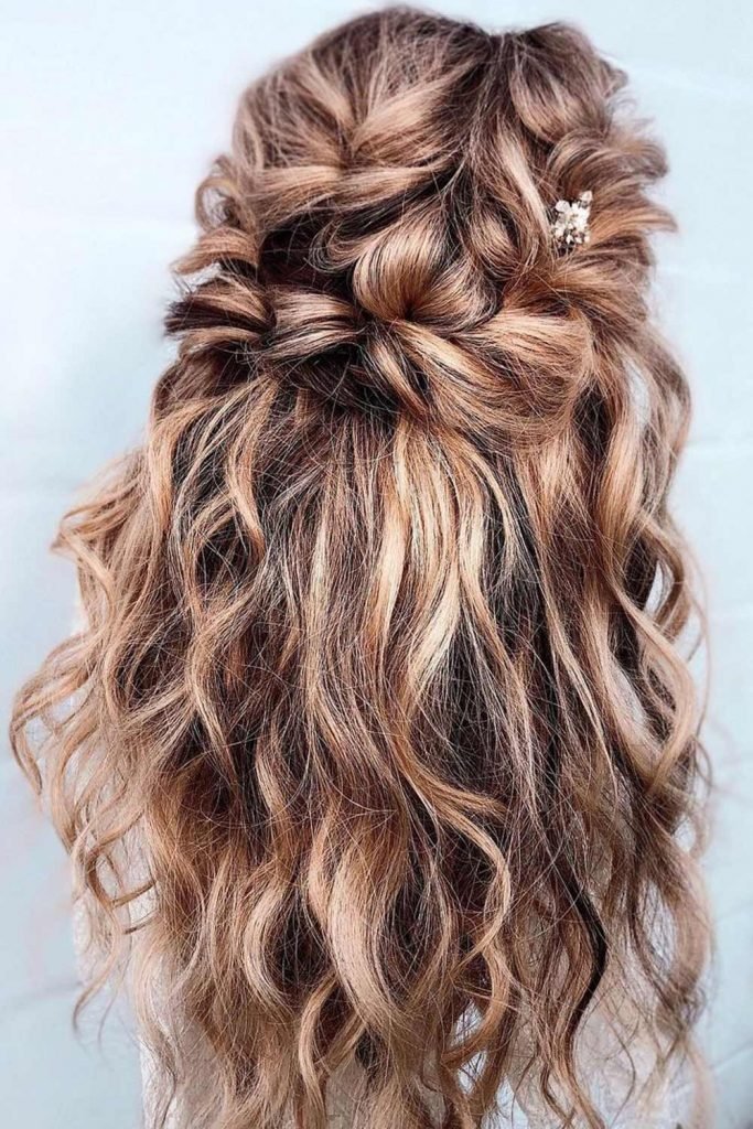 topsy tail is an easy way to create a beautiful hairstyle. But to take it to another level, you can make your topsy tail ample and dimensional